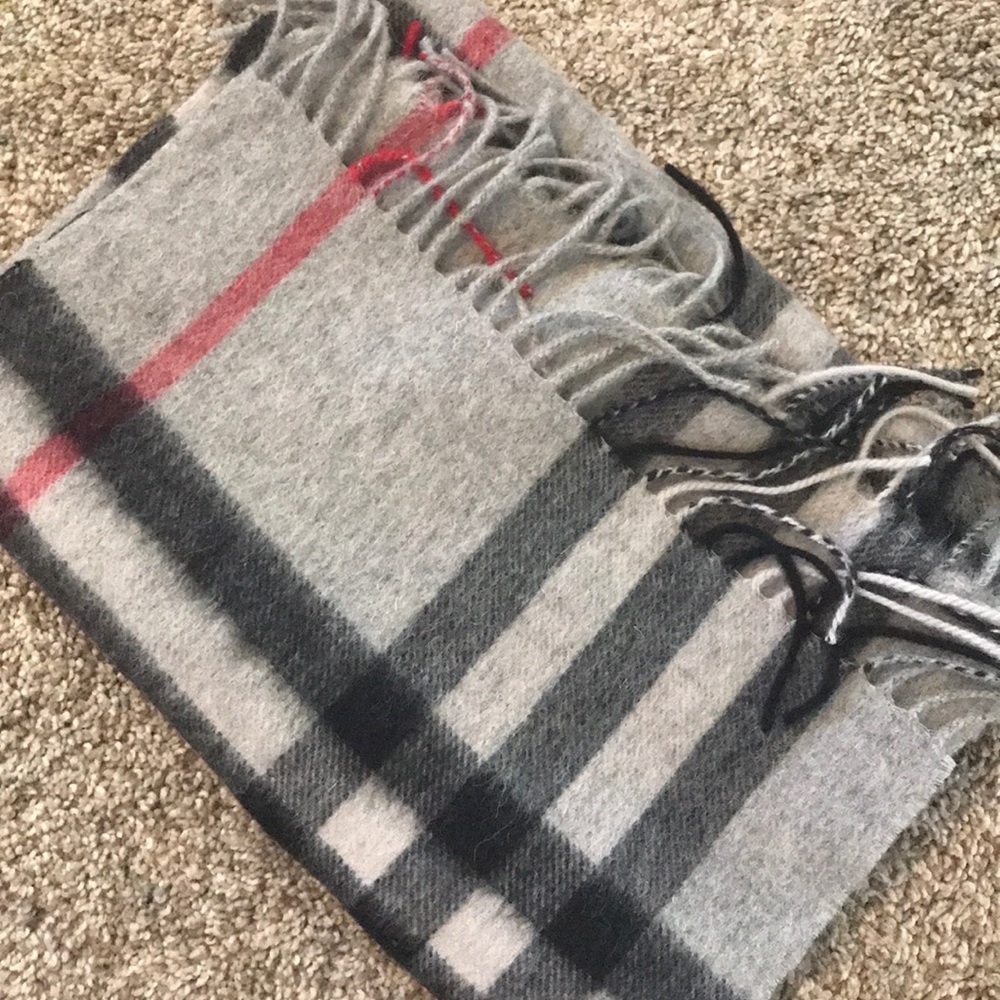 BURBERRY Scarf.ONLY WORE ONCE. New condition - Picture 1 of 3